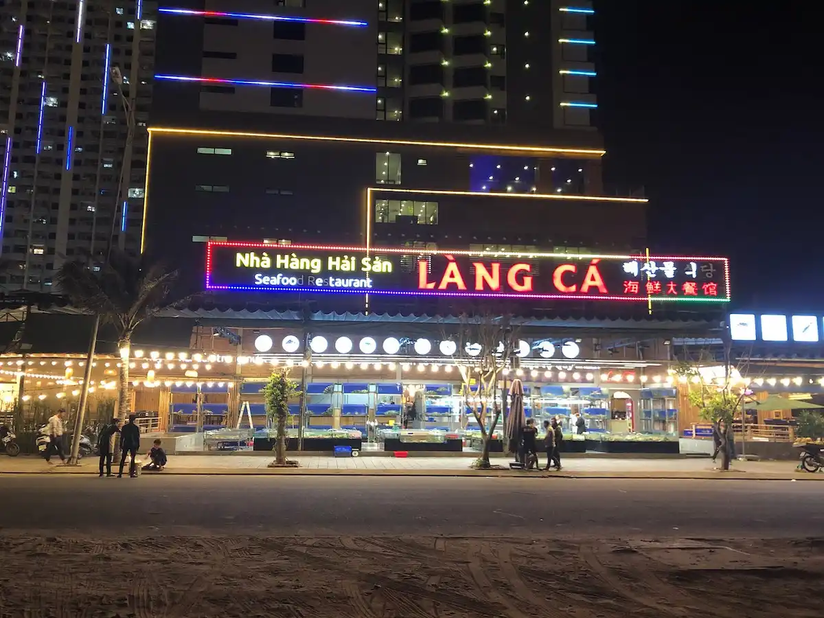 Top 12 quán hải sản tại Đà Nẵng – Thưởng thức vị biển vả tươi ngon nhất! Làng Cá Seafood – Hải sản tươi sống chuẩn vị biển Đà Nẵng